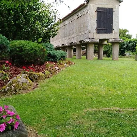 Сasa de vacaciones With Large Garden Next To The