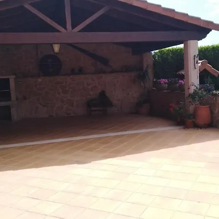 With Large Garden Next To The Сasa de vacaciones *